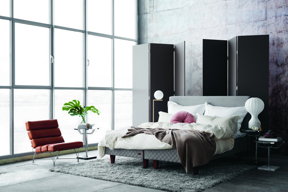 For choosing a luxury mattress in Singapore’s hot and humid climate, consider heat retention and hygiene. Opt for natural materials that are breathable and minimise pollutants. Duxiana stands out with its breathable hollow coil system, effective at expelling heat and using natural latex for comfort and antimicrobial properties. 